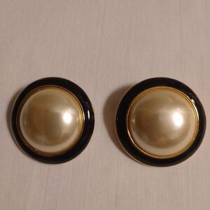 VINTAGE KENNETH JAY LANE FAUX MOBE PEARL & ENAMEL GOLDTONE CLIP EARRINGS